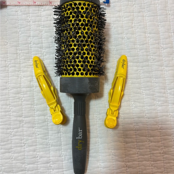 3/$20! Drybar 2.5in barrel brush and clip set - Picture 2 of 3